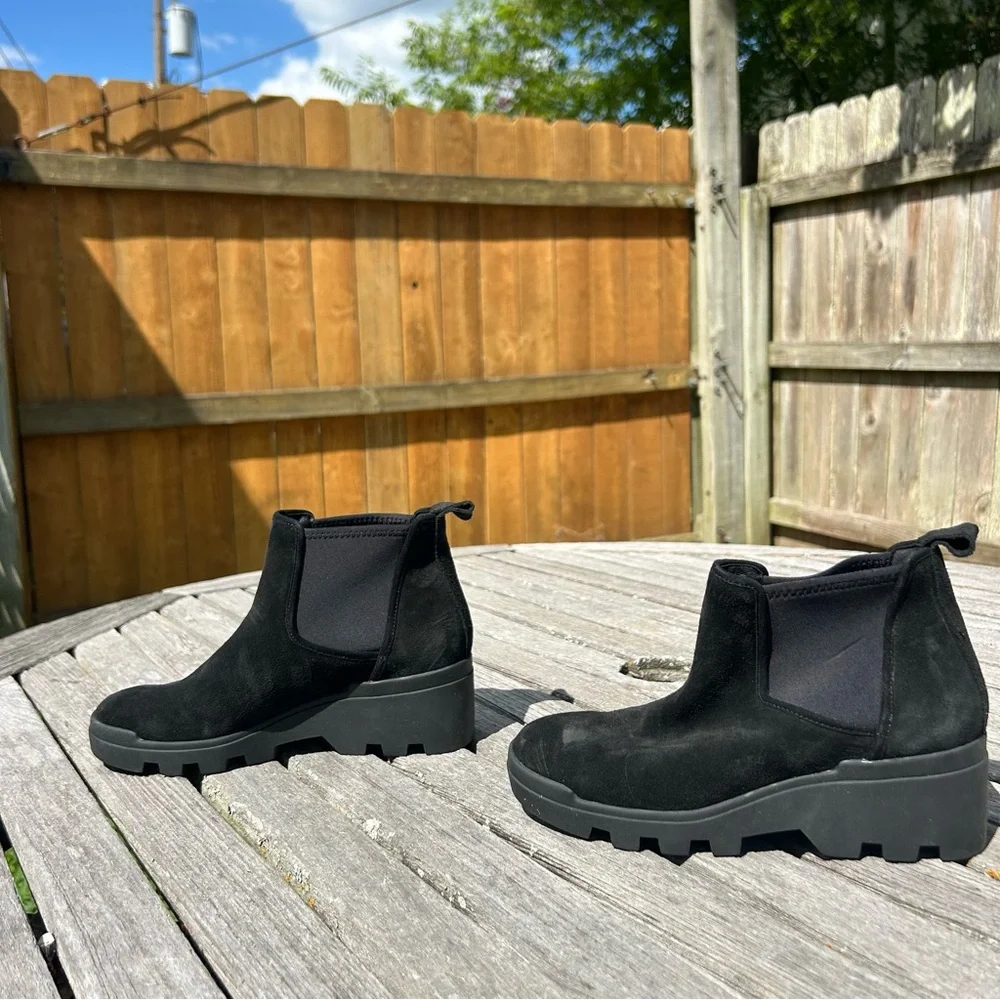Eileen Fisher Splash Waterproof‎ Suede Chelsea Bootie in Black, size 5.5